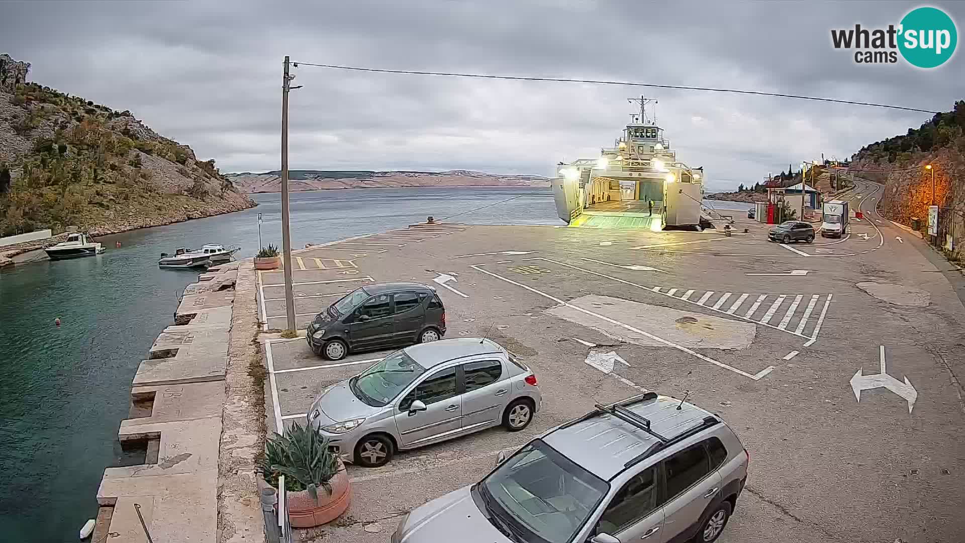 Webcam del puerto de ferris de Prizna – hacia la isla de Pag