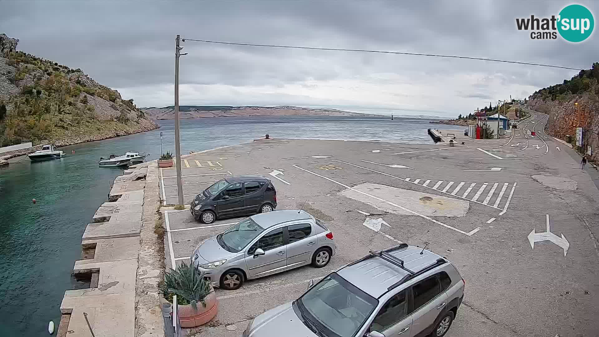 Spletna kamera trajektno pristanišče Prizna – proti otoku Pag