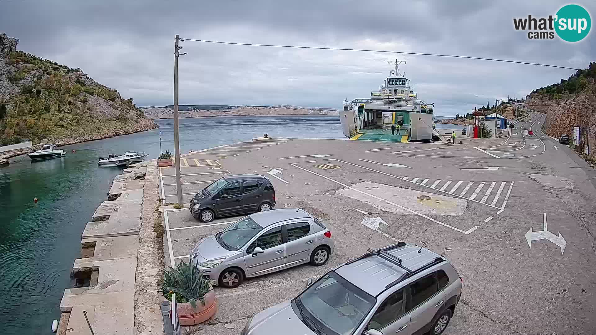 Spletna kamera trajektno pristanišče Prizna – proti otoku Pag