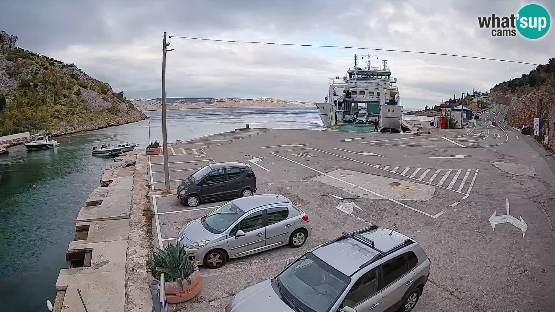 Spletna kamera trajektno pristanišče Prizna – proti otoku Pag