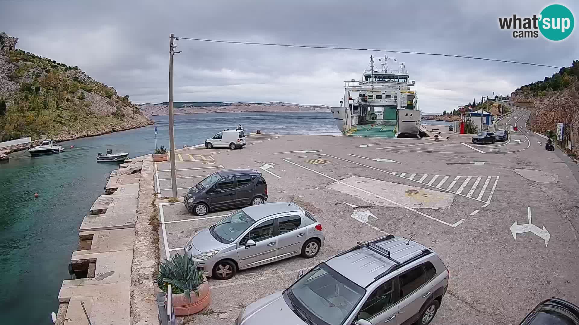 Webcam del puerto de ferris de Prizna – hacia la isla de Pag