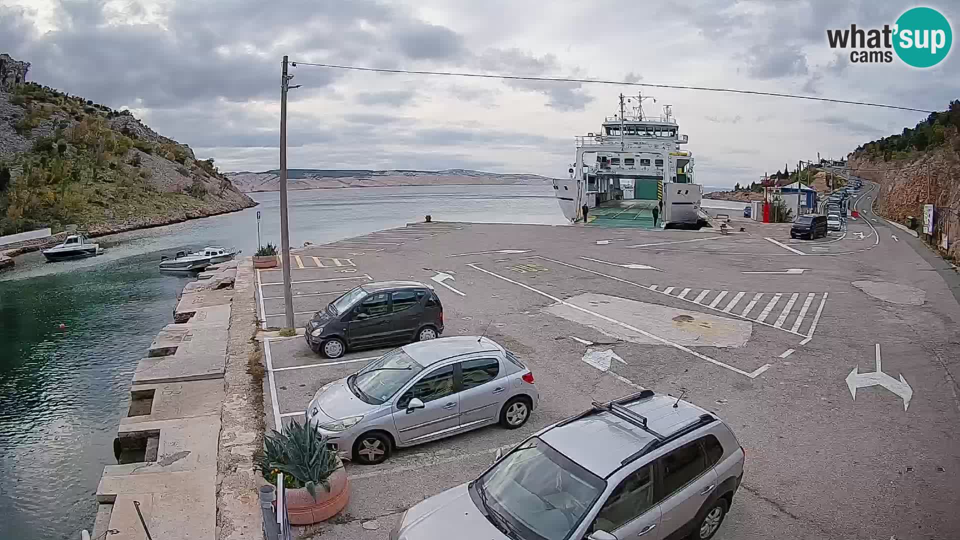 Spletna kamera trajektno pristanišče Prizna – proti otoku Pag