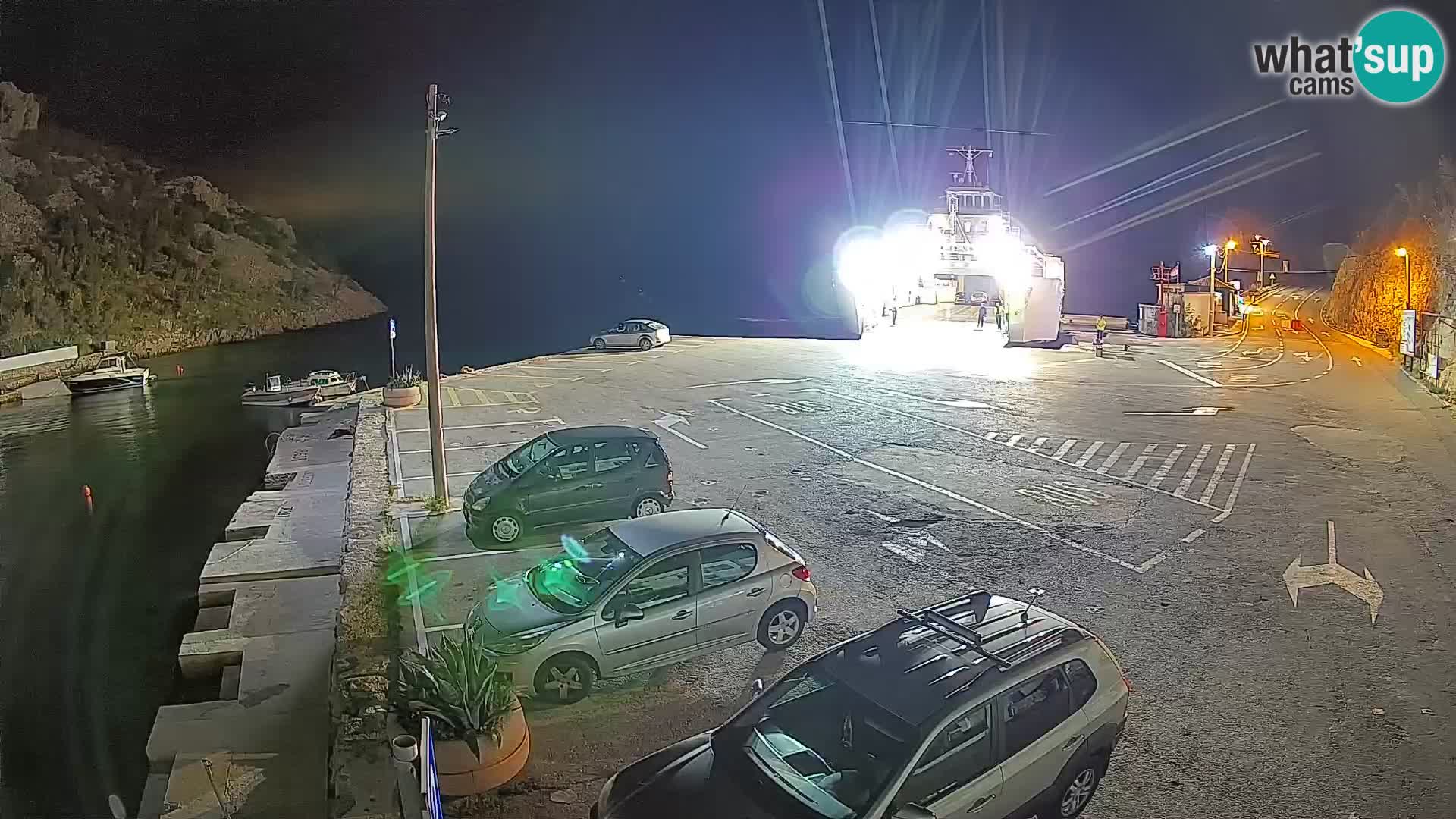 Spletna kamera trajektno pristanišče Prizna – proti otoku Pag