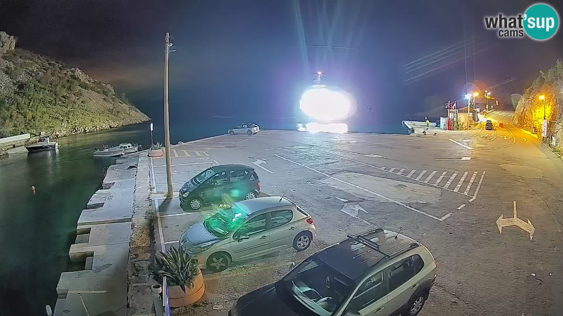 Spletna kamera trajektno pristanišče Prizna – proti otoku Pag