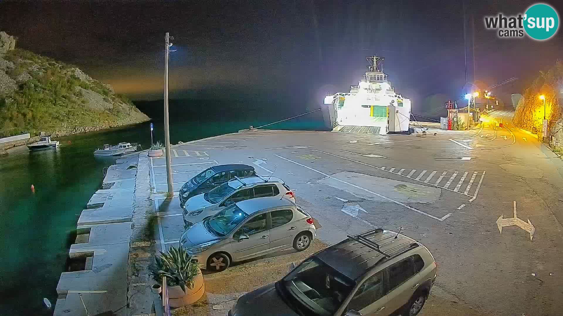 Spletna kamera trajektno pristanišče Prizna – proti otoku Pag