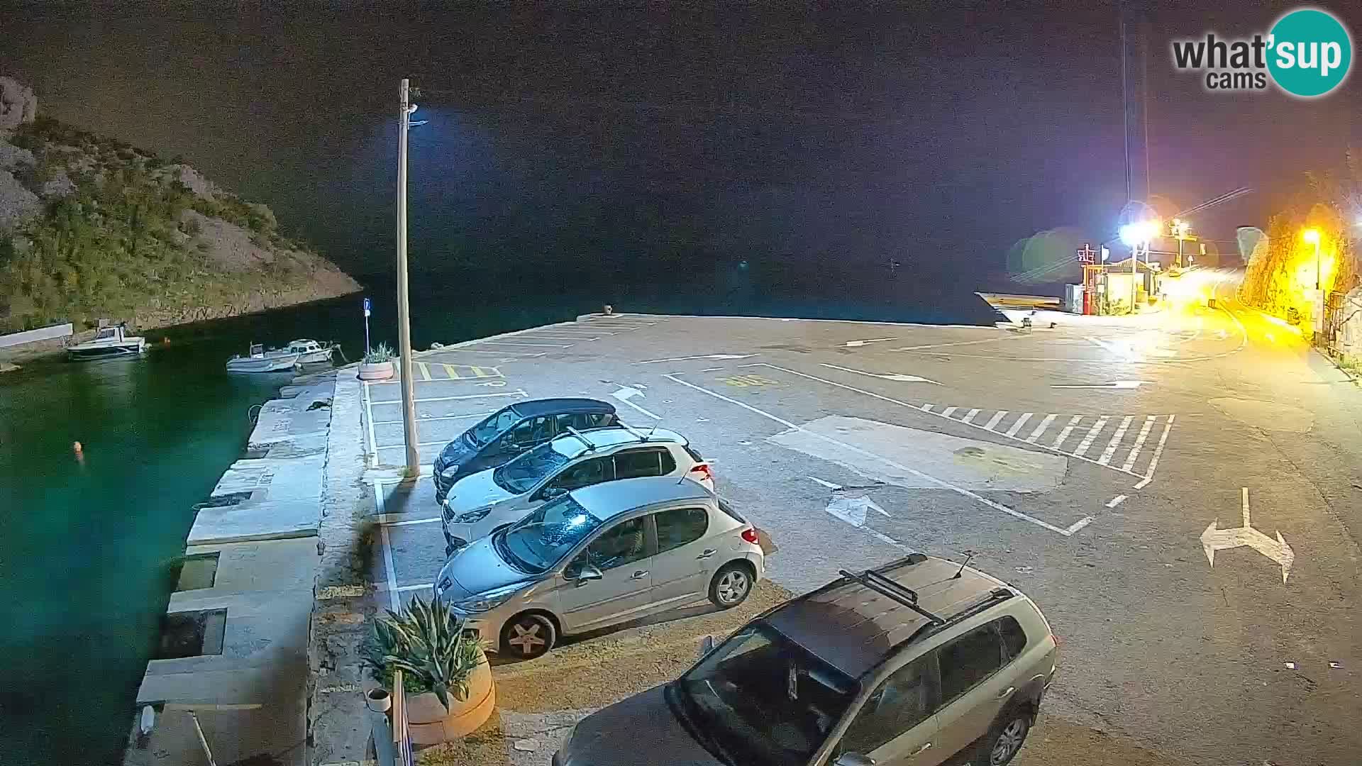 Spletna kamera trajektno pristanišče Prizna – proti otoku Pag