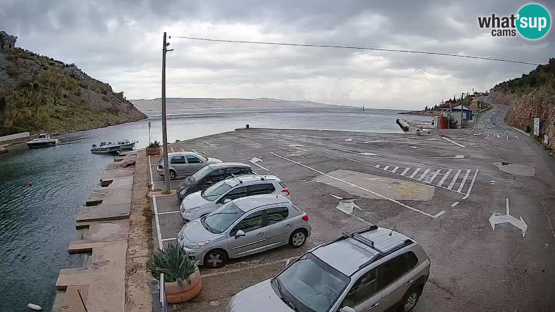 Spletna kamera trajektno pristanišče Prizna – proti otoku Pag