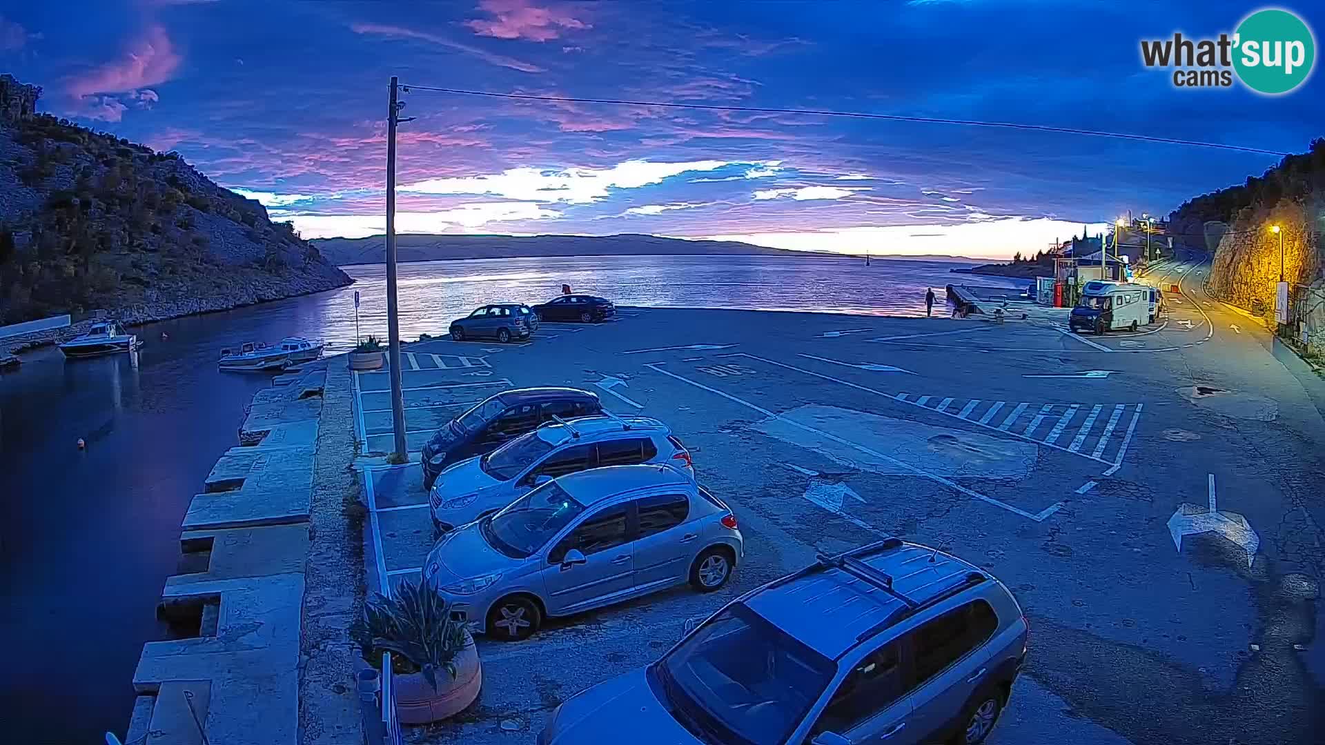 Spletna kamera trajektno pristanišče Prizna – proti otoku Pag