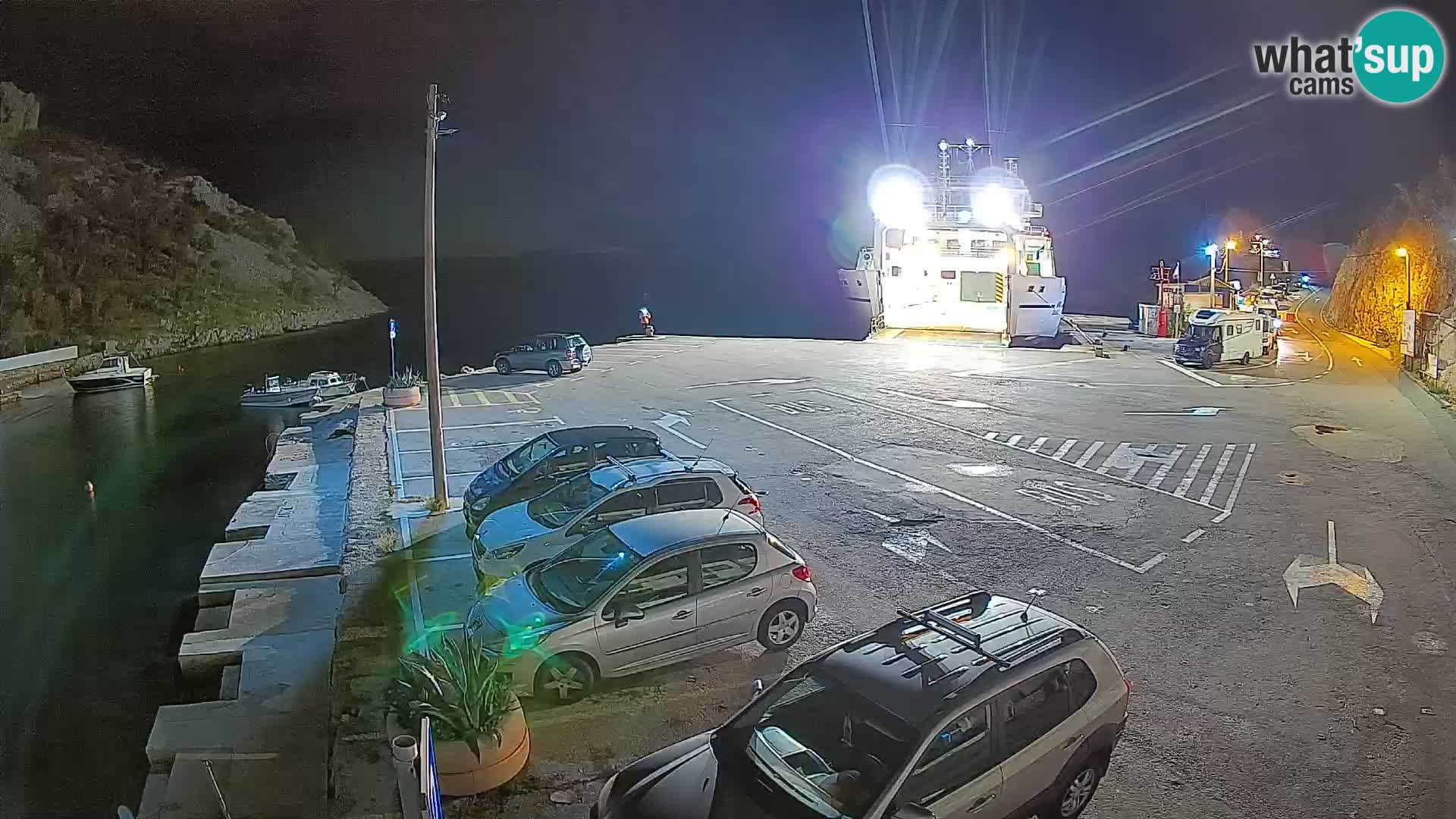 Spletna kamera trajektno pristanišče Prizna – proti otoku Pag