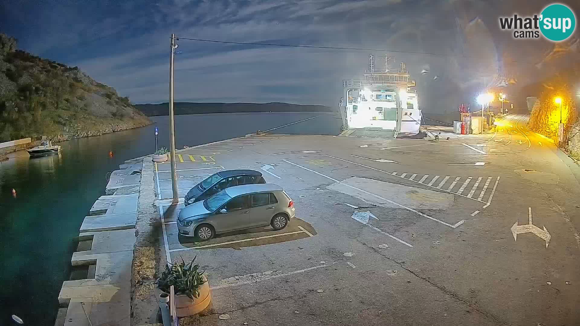 Spletna kamera trajektno pristanišče Prizna – proti otoku Pag