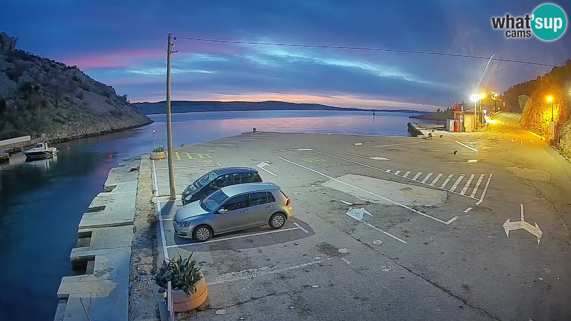 Spletna kamera trajektno pristanišče Prizna – proti otoku Pag