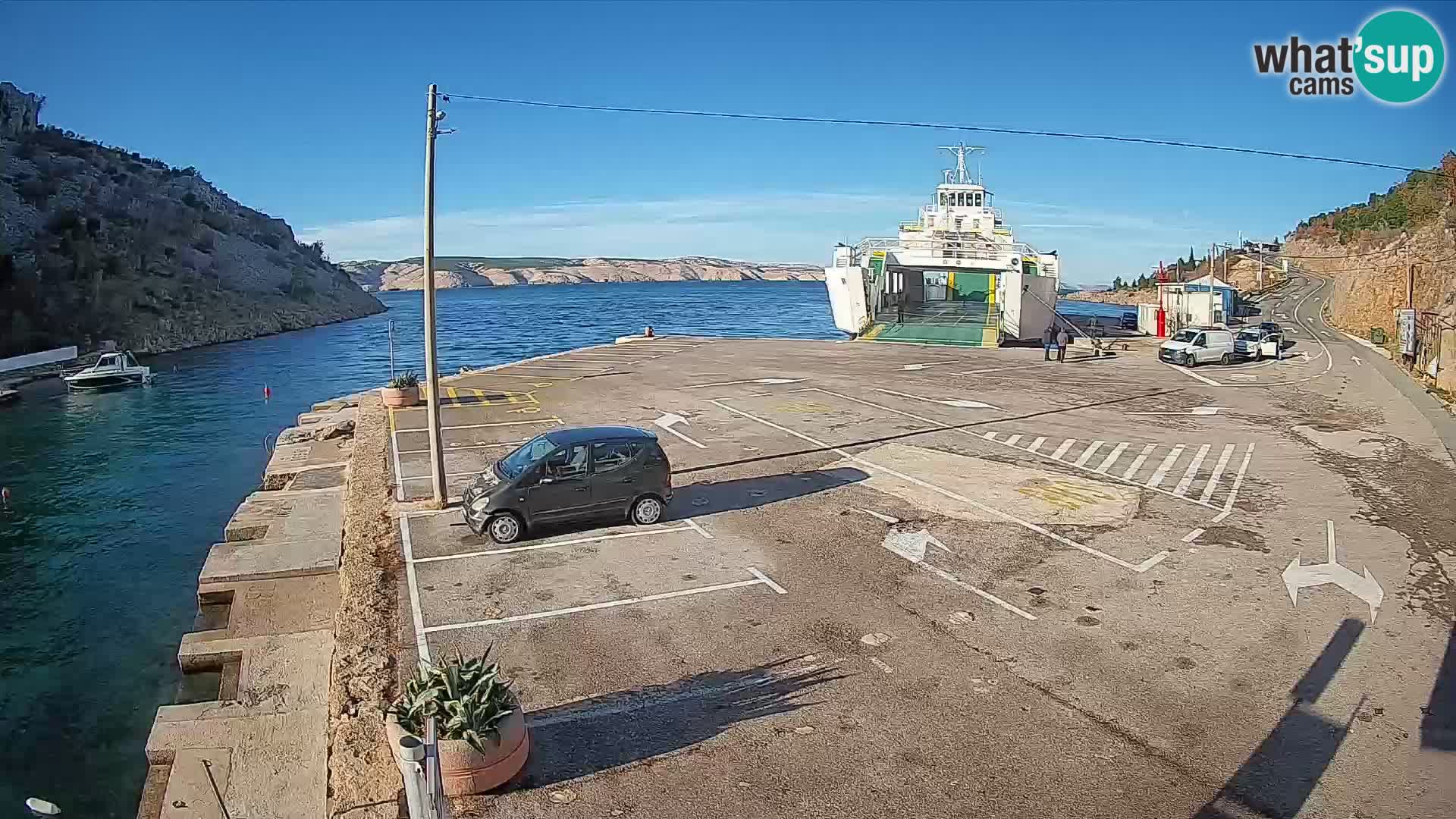 Spletna kamera trajektno pristanišče Prizna – proti otoku Pag