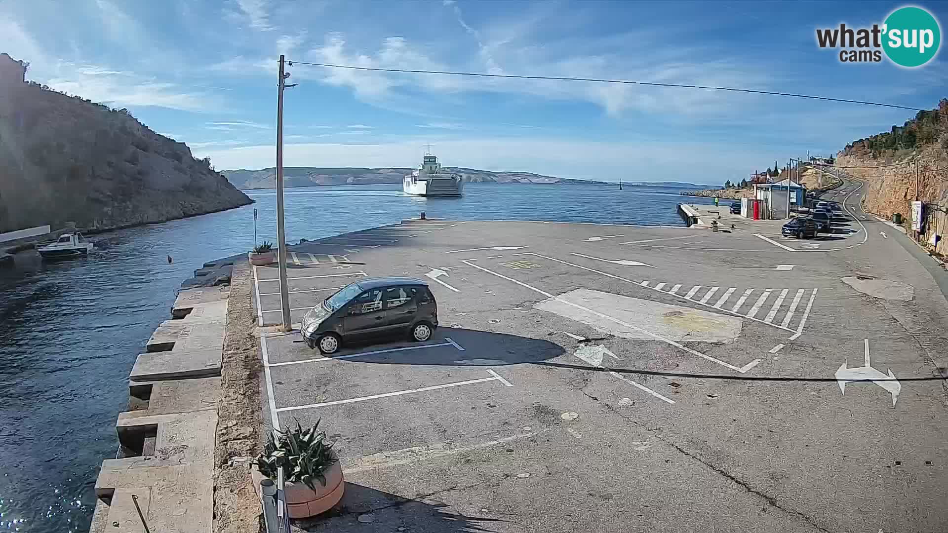 Spletna kamera trajektno pristanišče Prizna – proti otoku Pag