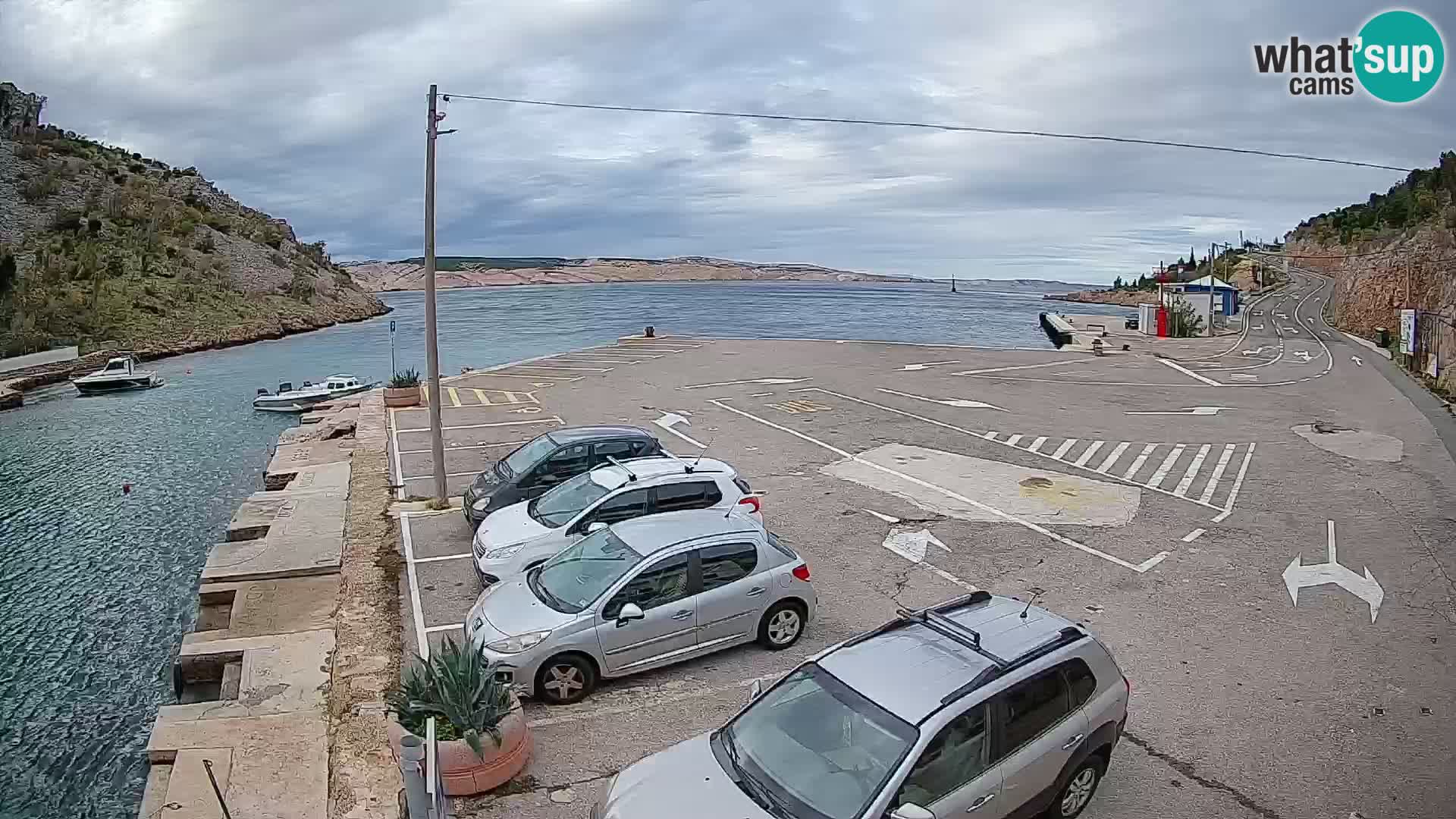 Spletna kamera trajektno pristanišče Prizna – proti otoku Pag