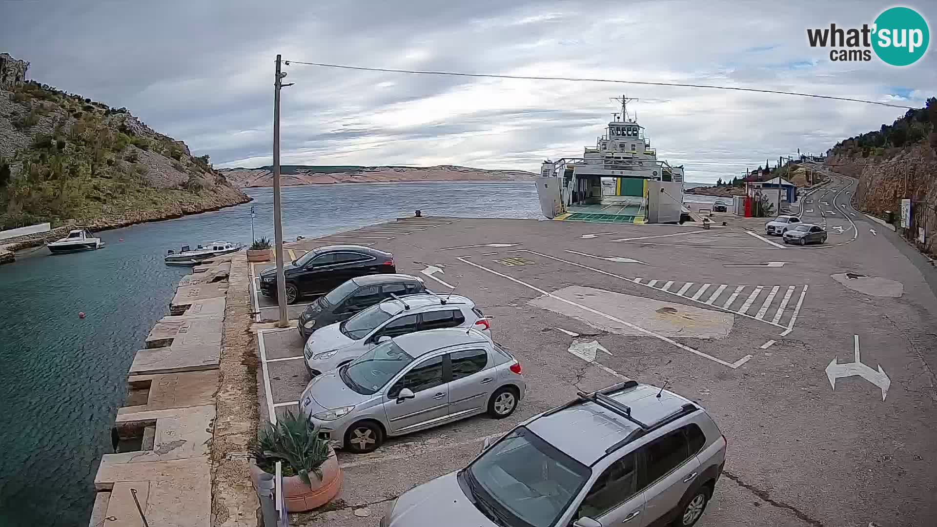 Spletna kamera trajektno pristanišče Prizna – proti otoku Pag