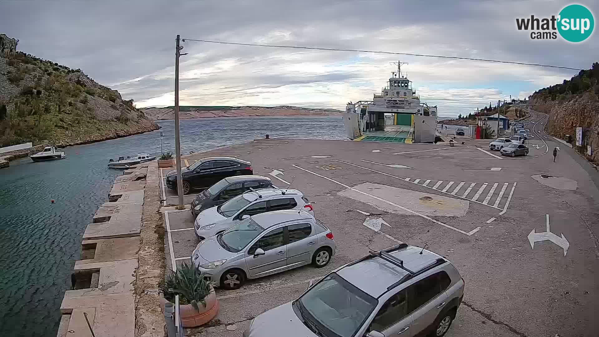 Spletna kamera trajektno pristanišče Prizna – proti otoku Pag