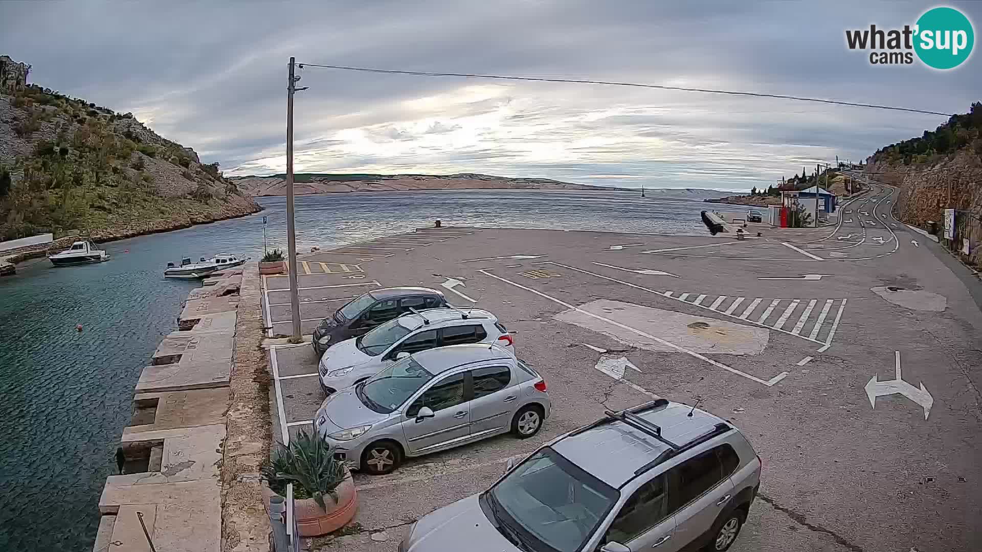 Spletna kamera trajektno pristanišče Prizna – proti otoku Pag