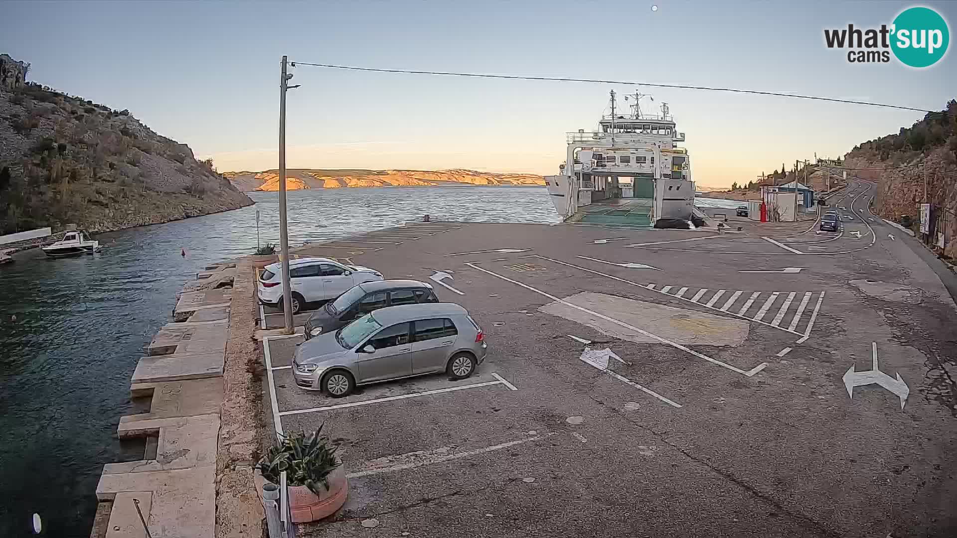 Spletna kamera trajektno pristanišče Prizna – proti otoku Pag