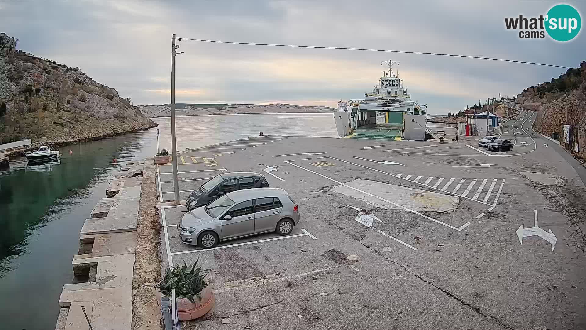 Spletna kamera trajektno pristanišče Prizna – proti otoku Pag