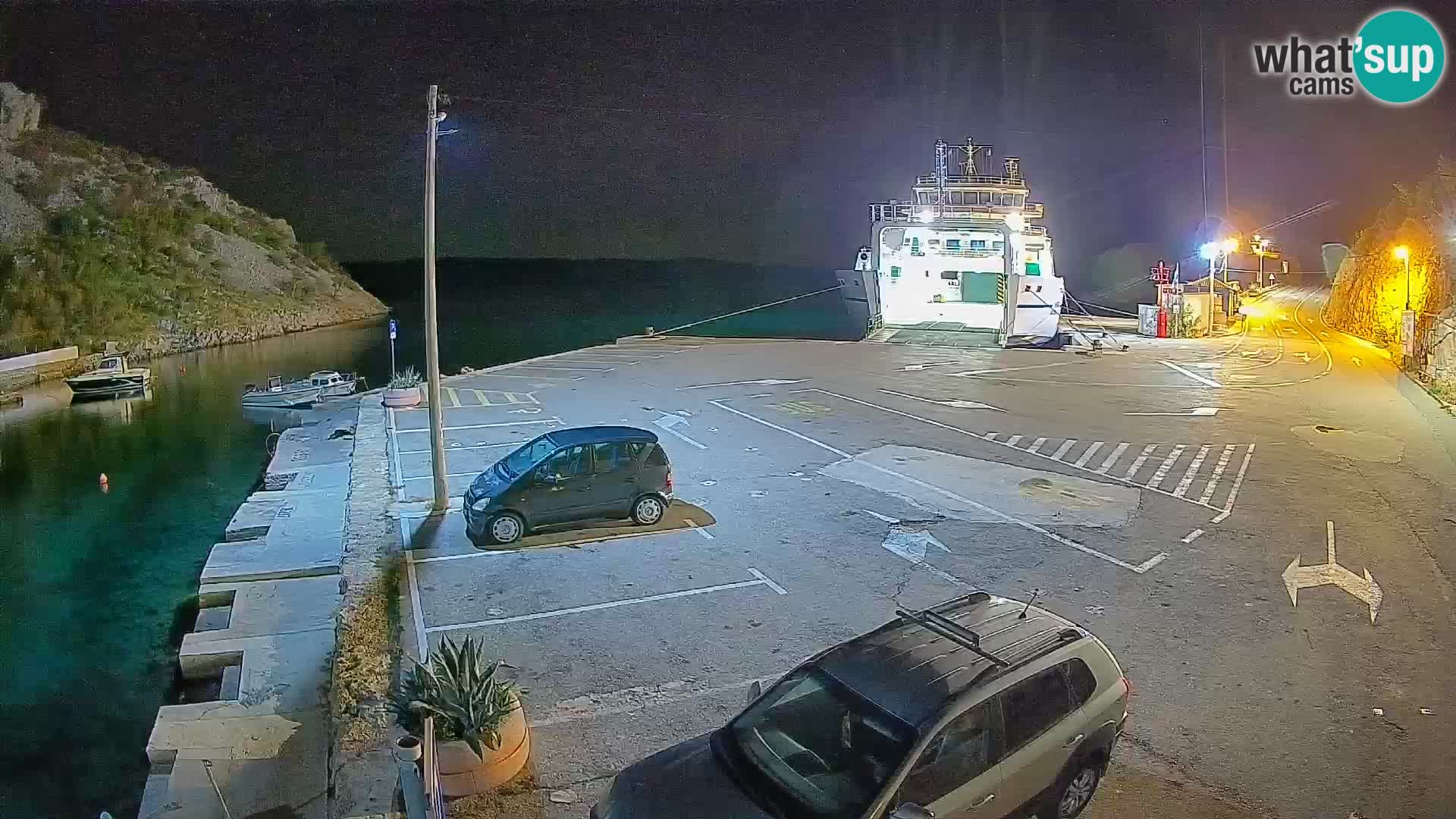 Spletna kamera trajektno pristanišče Prizna – proti otoku Pag