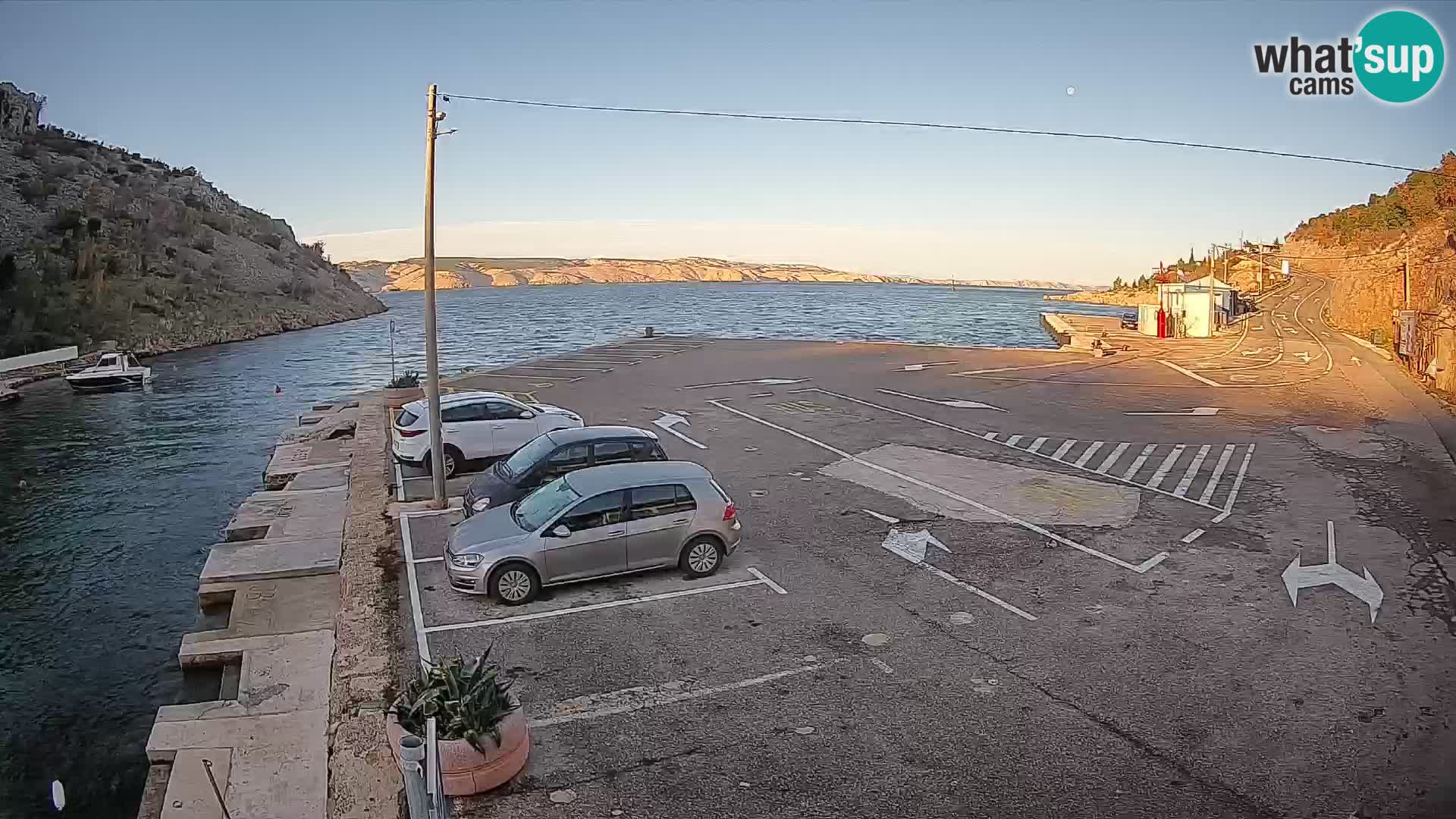 Spletna kamera trajektno pristanišče Prizna – proti otoku Pag