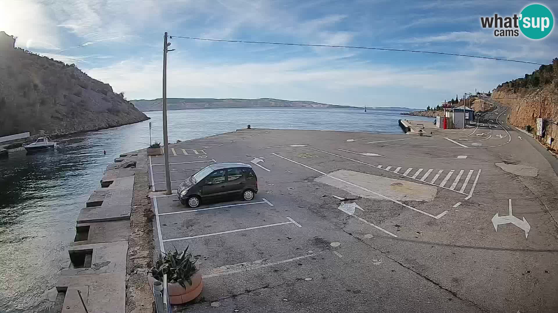 Spletna kamera trajektno pristanišče Prizna – proti otoku Pag