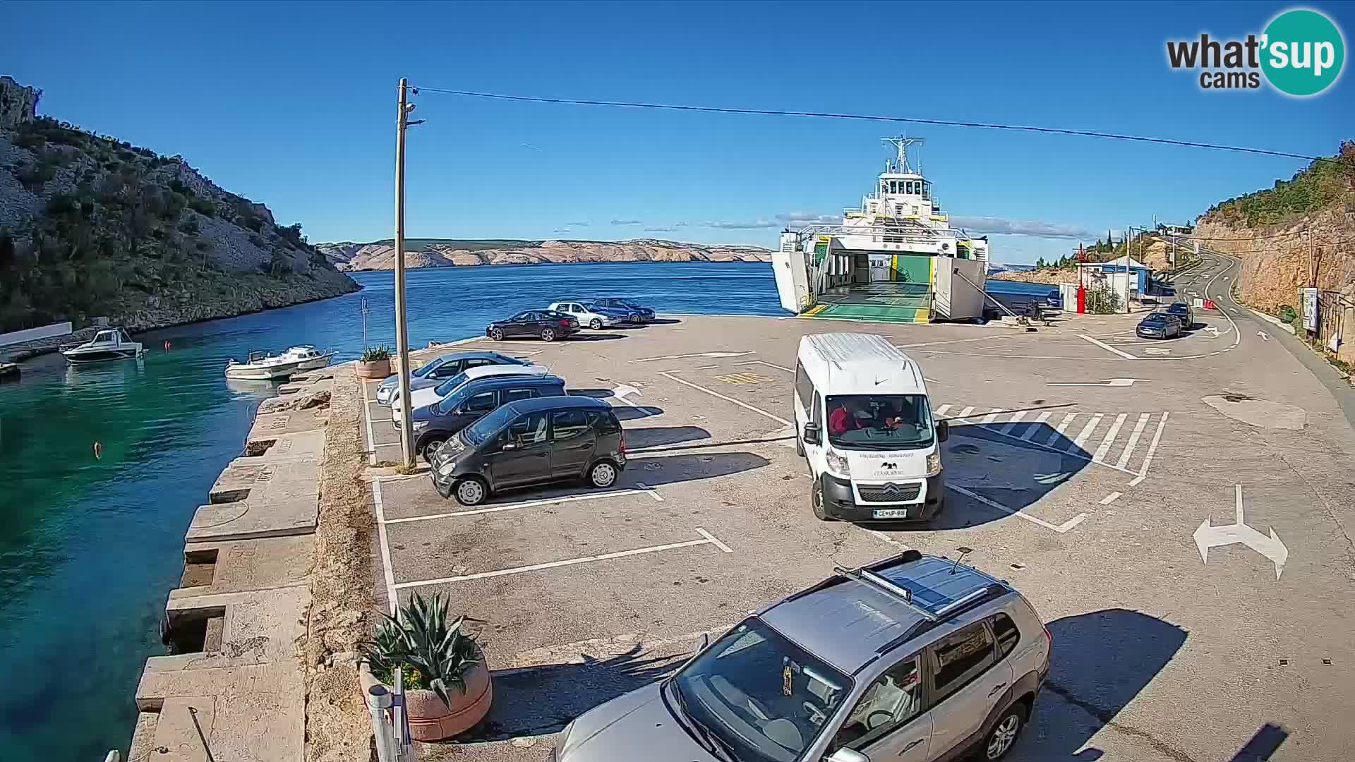 Spletna kamera trajektno pristanišče Prizna – proti otoku Pag