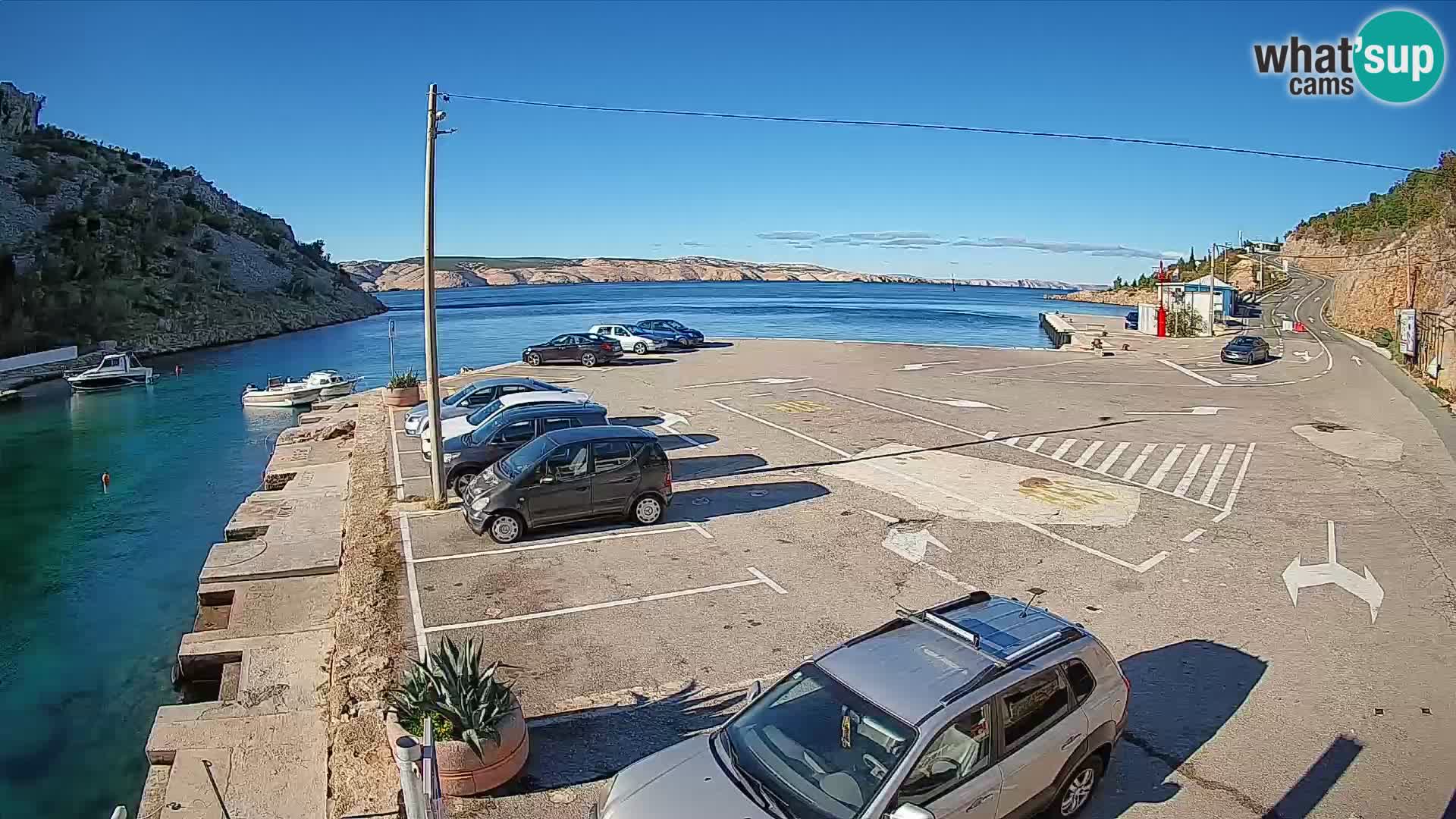 Spletna kamera trajektno pristanišče Prizna – proti otoku Pag