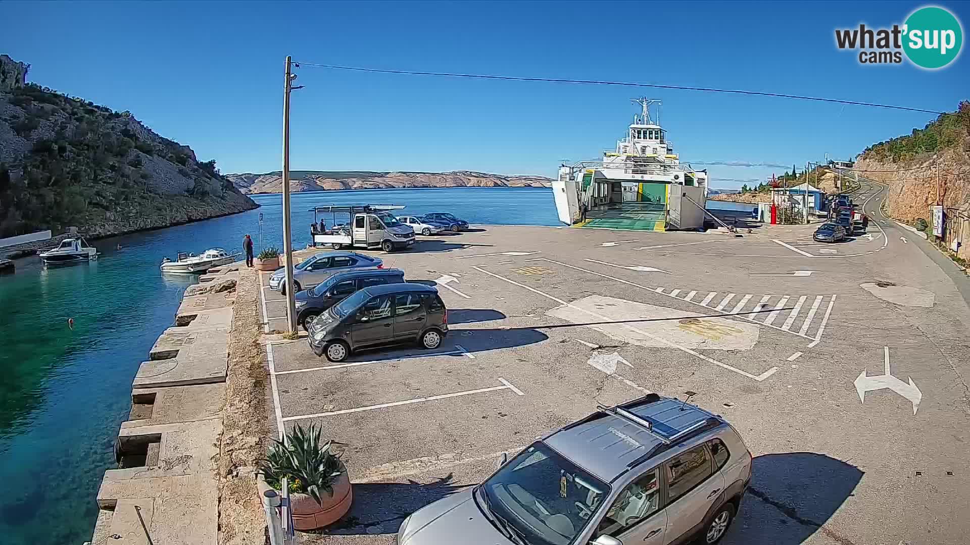 Spletna kamera trajektno pristanišče Prizna – proti otoku Pag