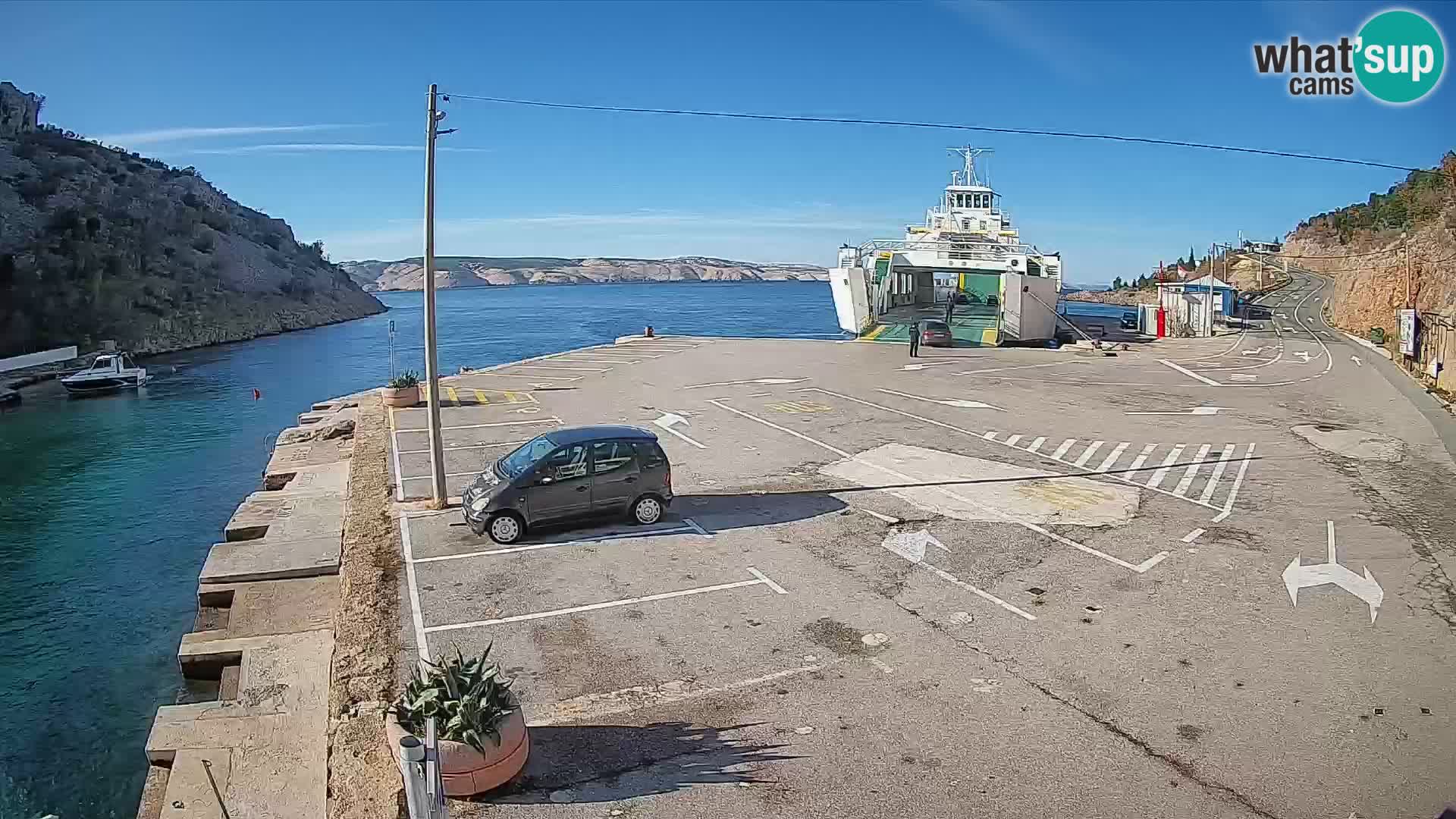 Spletna kamera trajektno pristanišče Prizna – proti otoku Pag