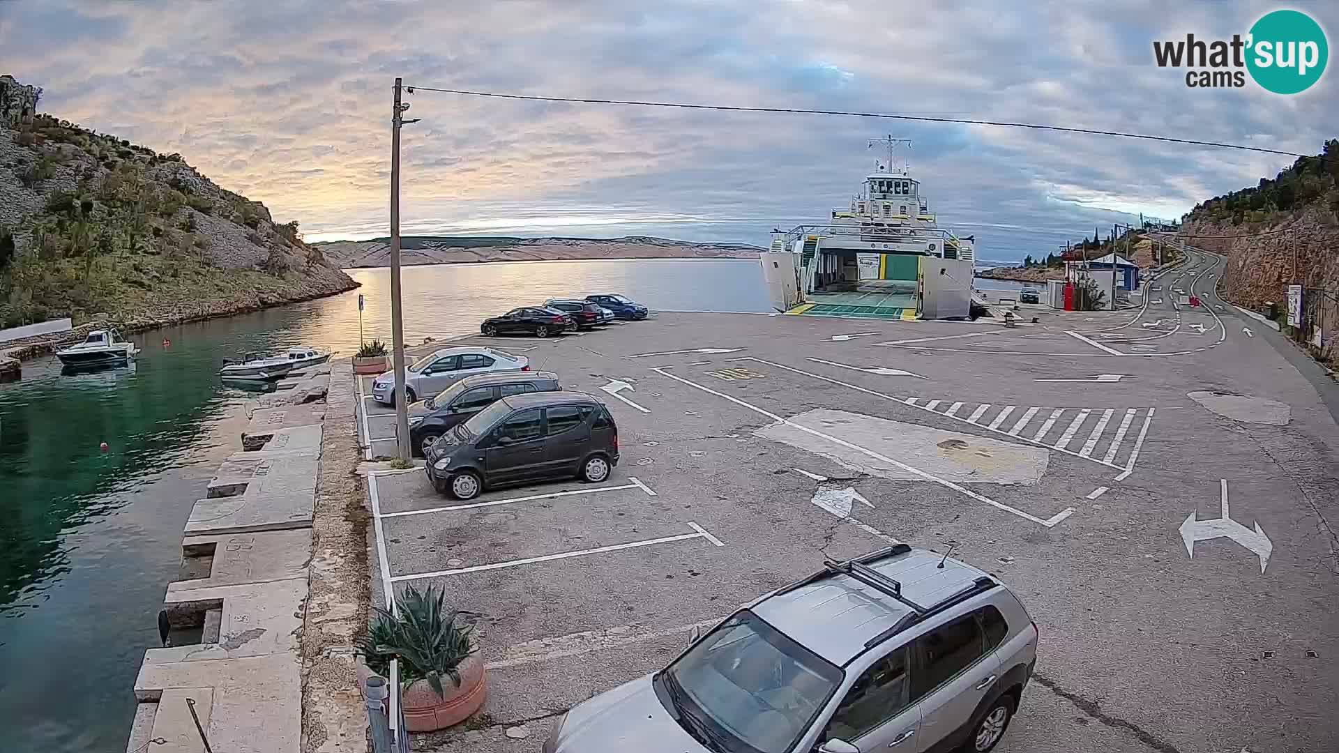 Spletna kamera trajektno pristanišče Prizna – proti otoku Pag