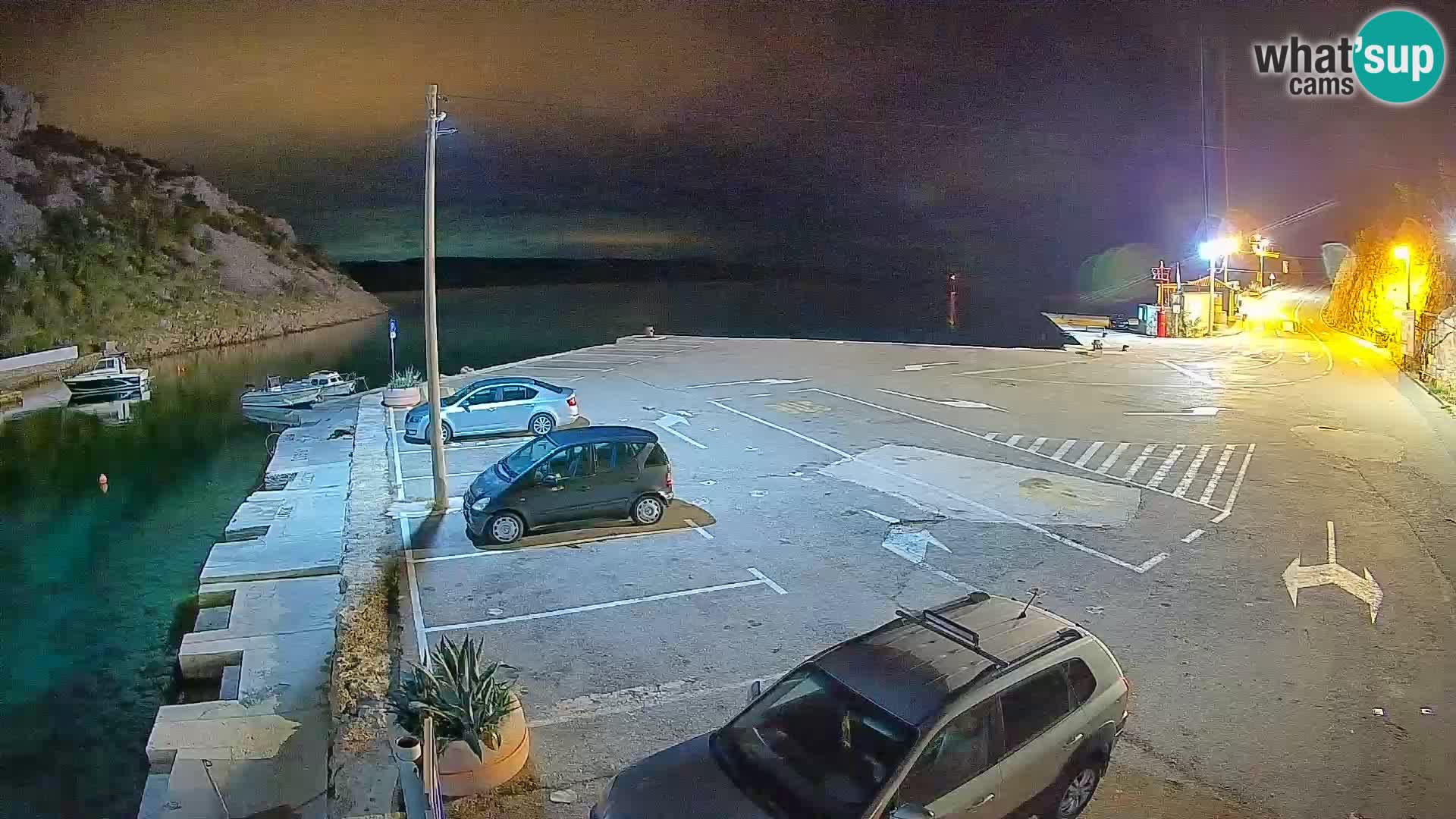 Spletna kamera trajektno pristanišče Prizna – proti otoku Pag