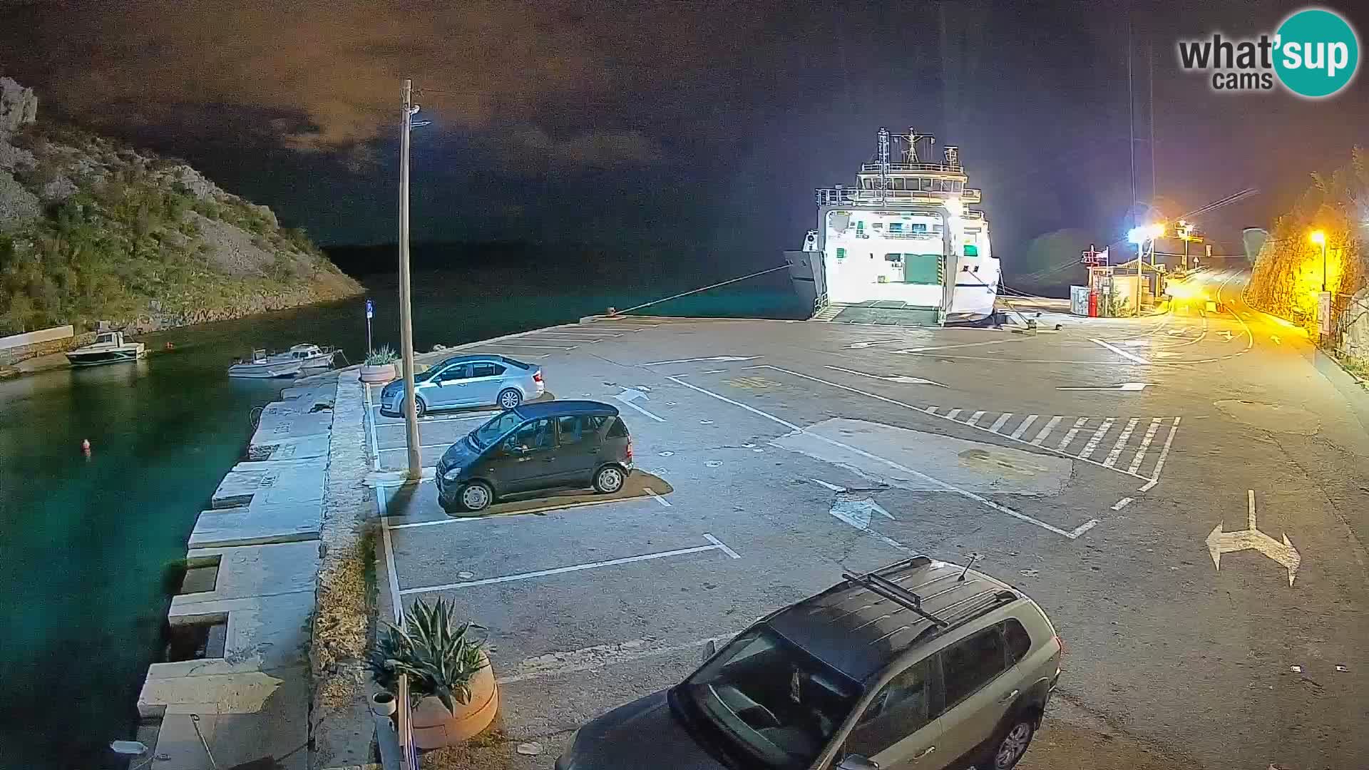 Spletna kamera trajektno pristanišče Prizna – proti otoku Pag