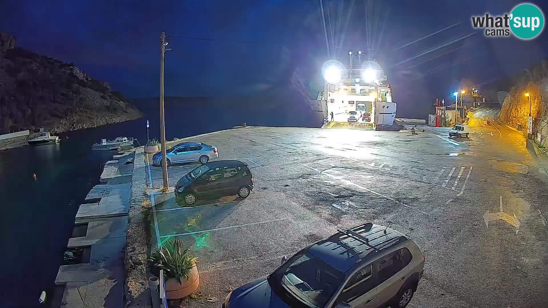 Spletna kamera trajektno pristanišče Prizna – proti otoku Pag