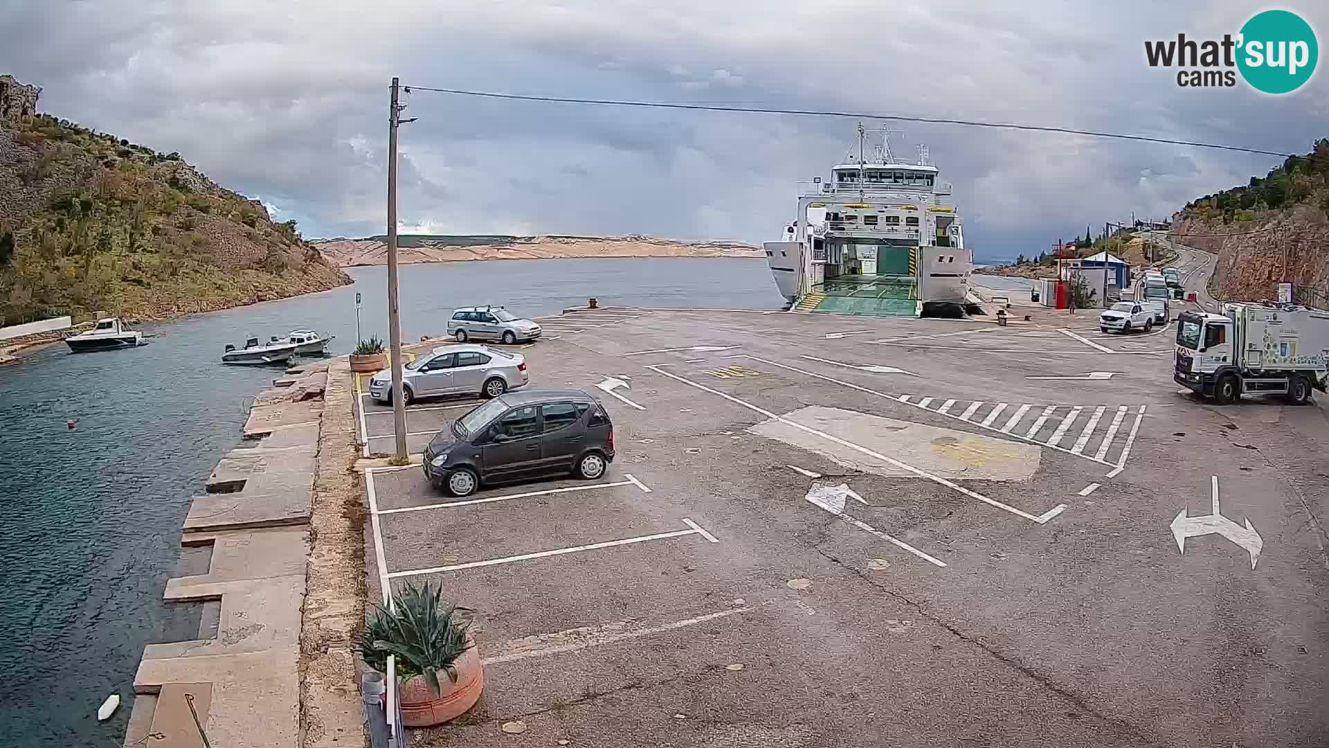 Spletna kamera trajektno pristanišče Prizna – proti otoku Pag