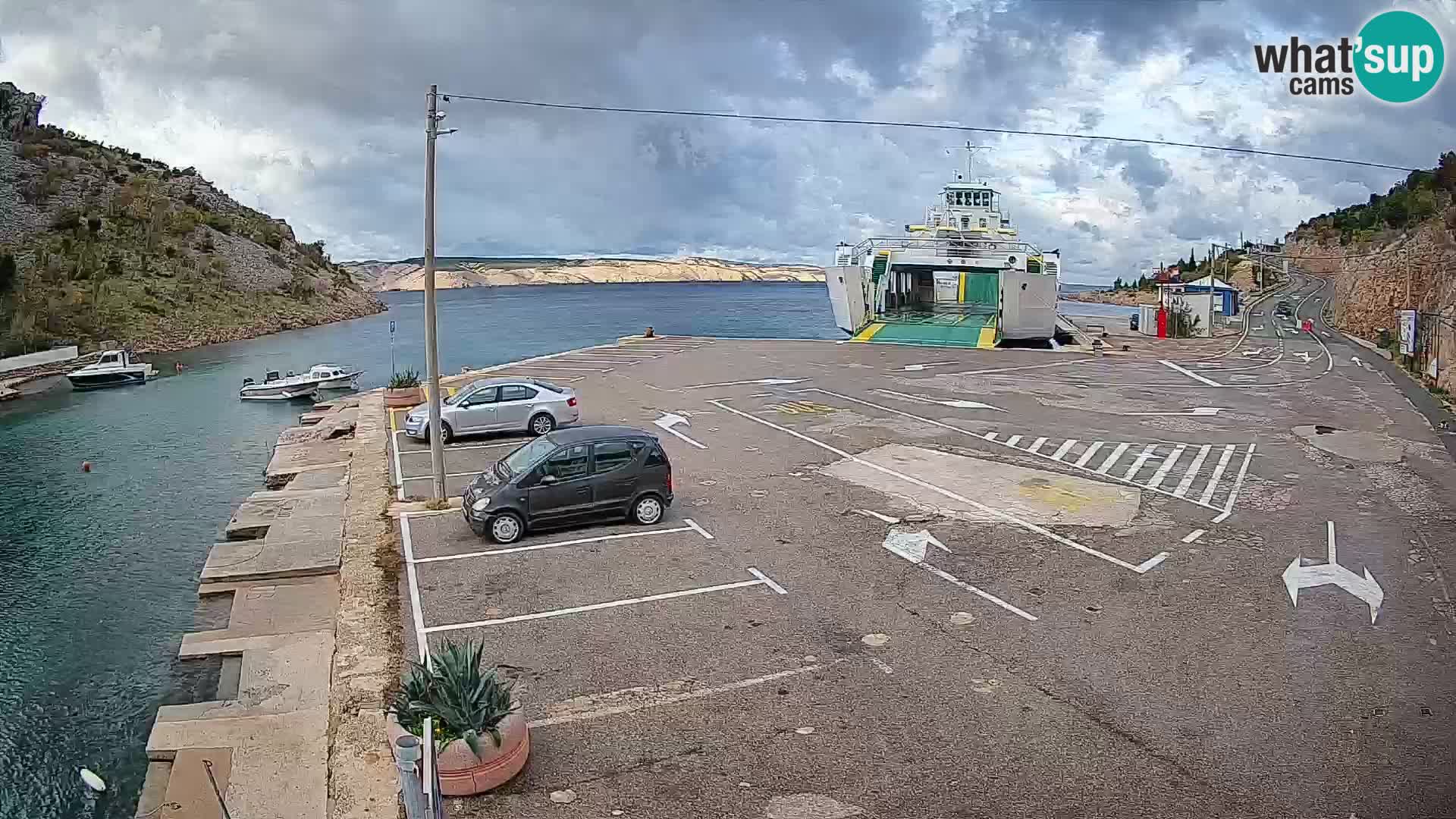 Spletna kamera trajektno pristanišče Prizna – proti otoku Pag