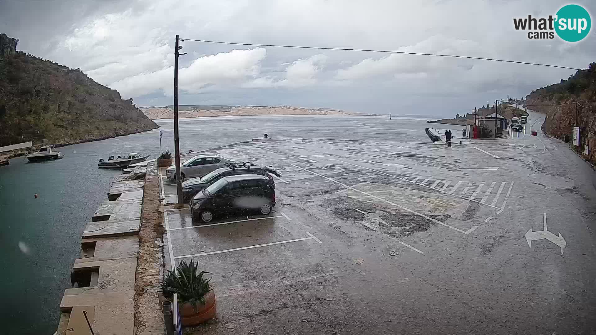 Spletna kamera trajektno pristanišče Prizna – proti otoku Pag