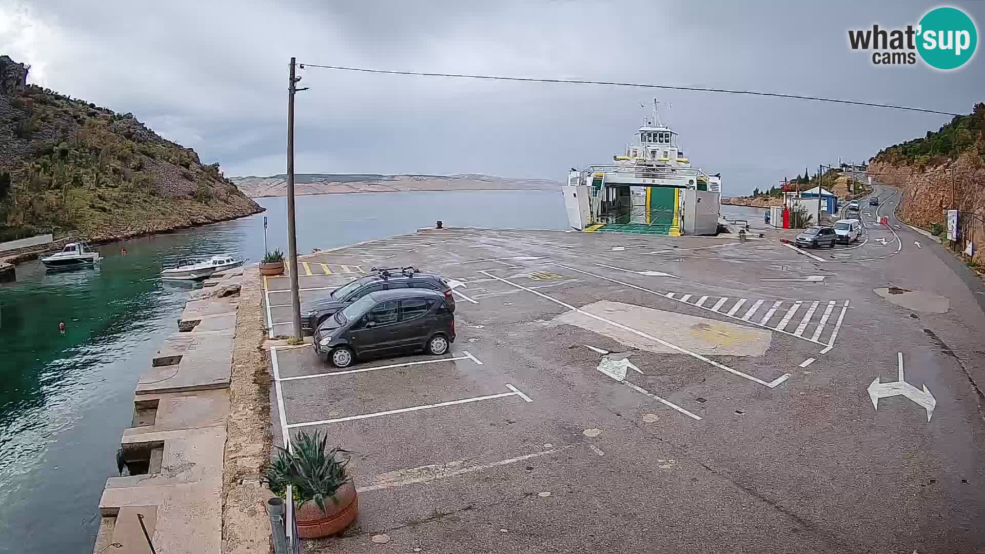 Spletna kamera trajektno pristanišče Prizna – proti otoku Pag