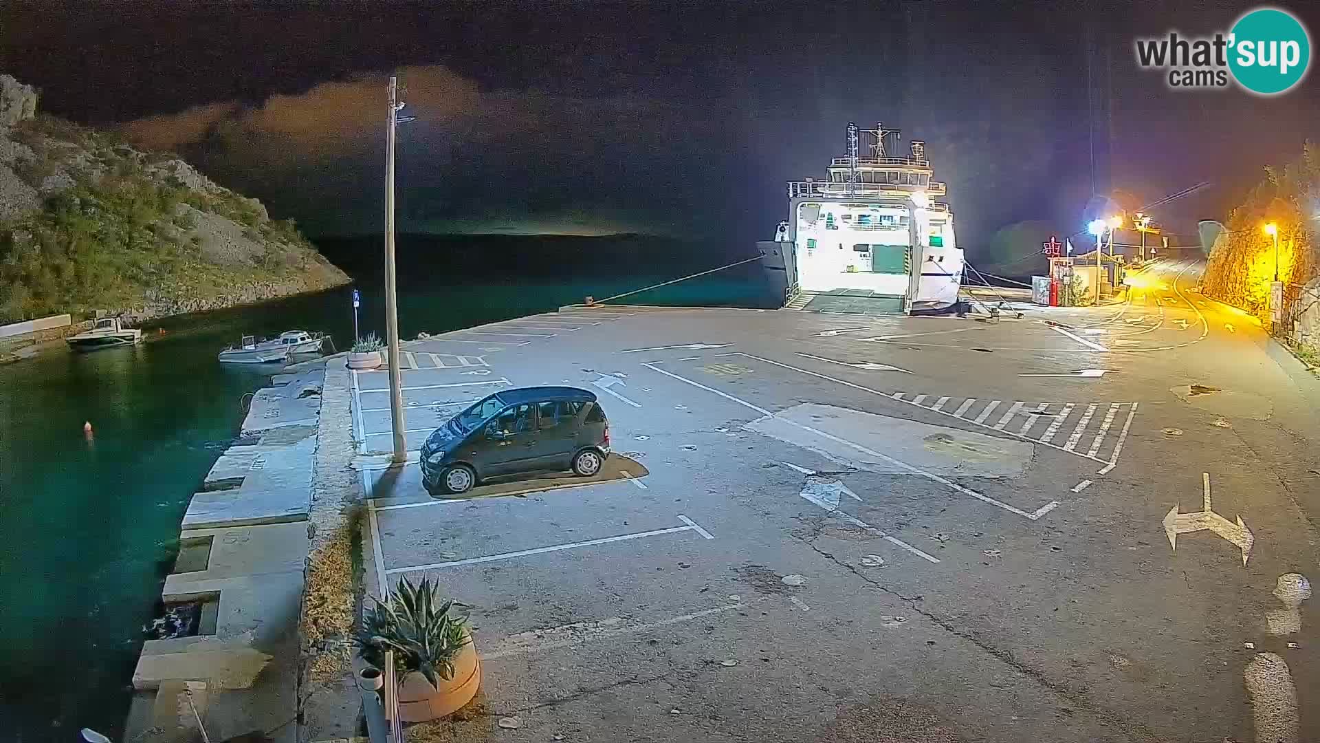 Spletna kamera trajektno pristanišče Prizna – proti otoku Pag