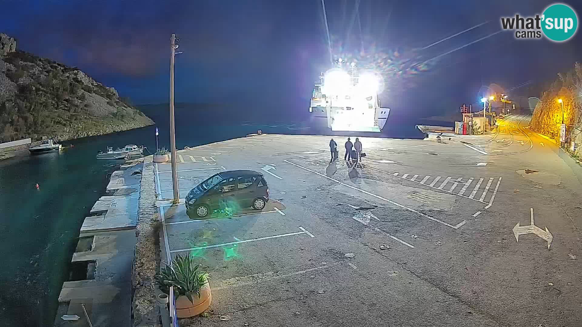 Spletna kamera trajektno pristanišče Prizna – proti otoku Pag