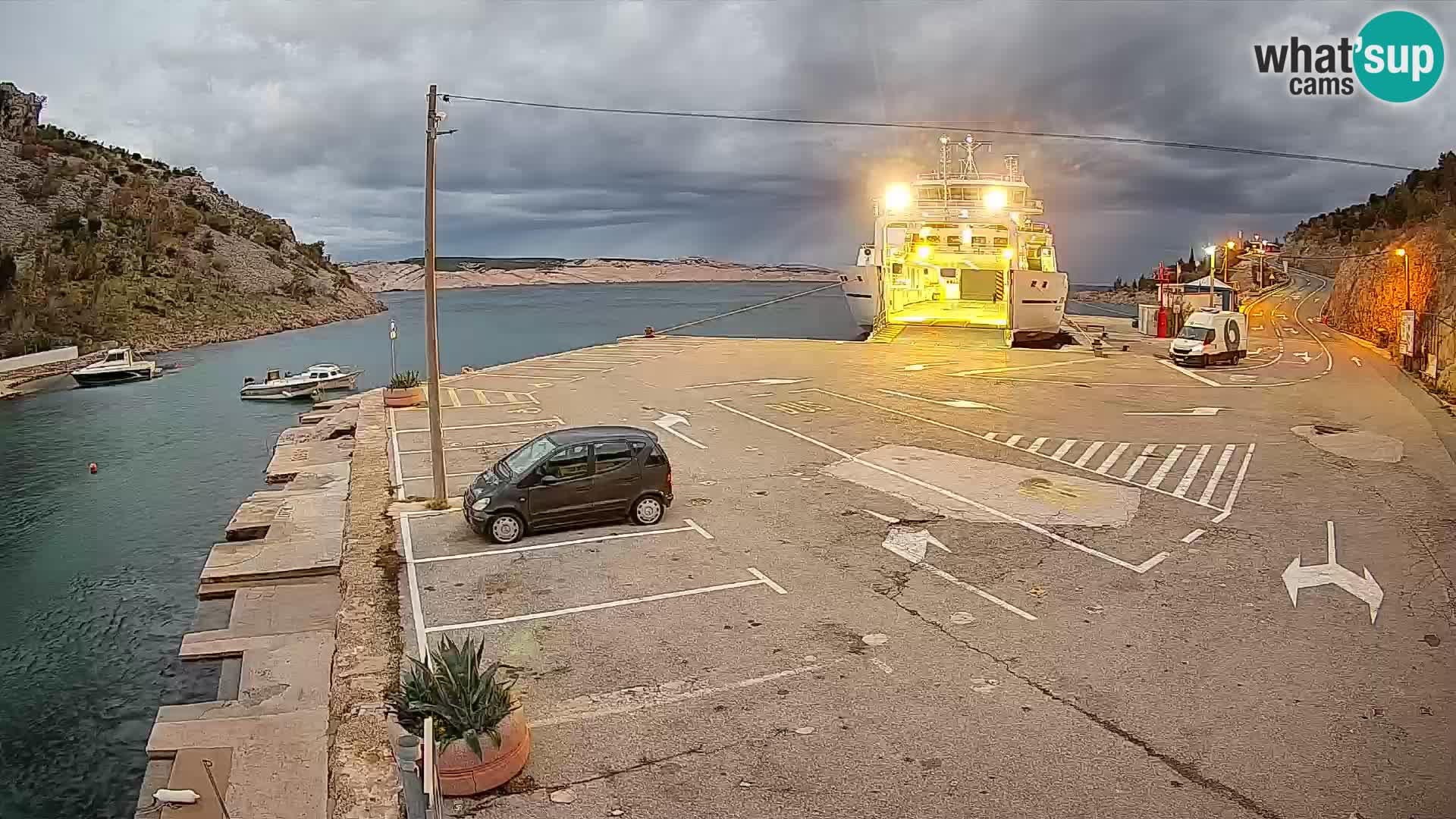 Web kamera trajektna luka Prizna – prema otoku Pag