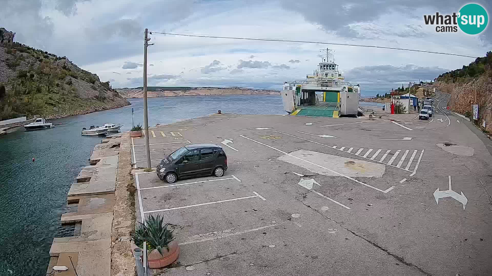Spletna kamera trajektno pristanišče Prizna – proti otoku Pag