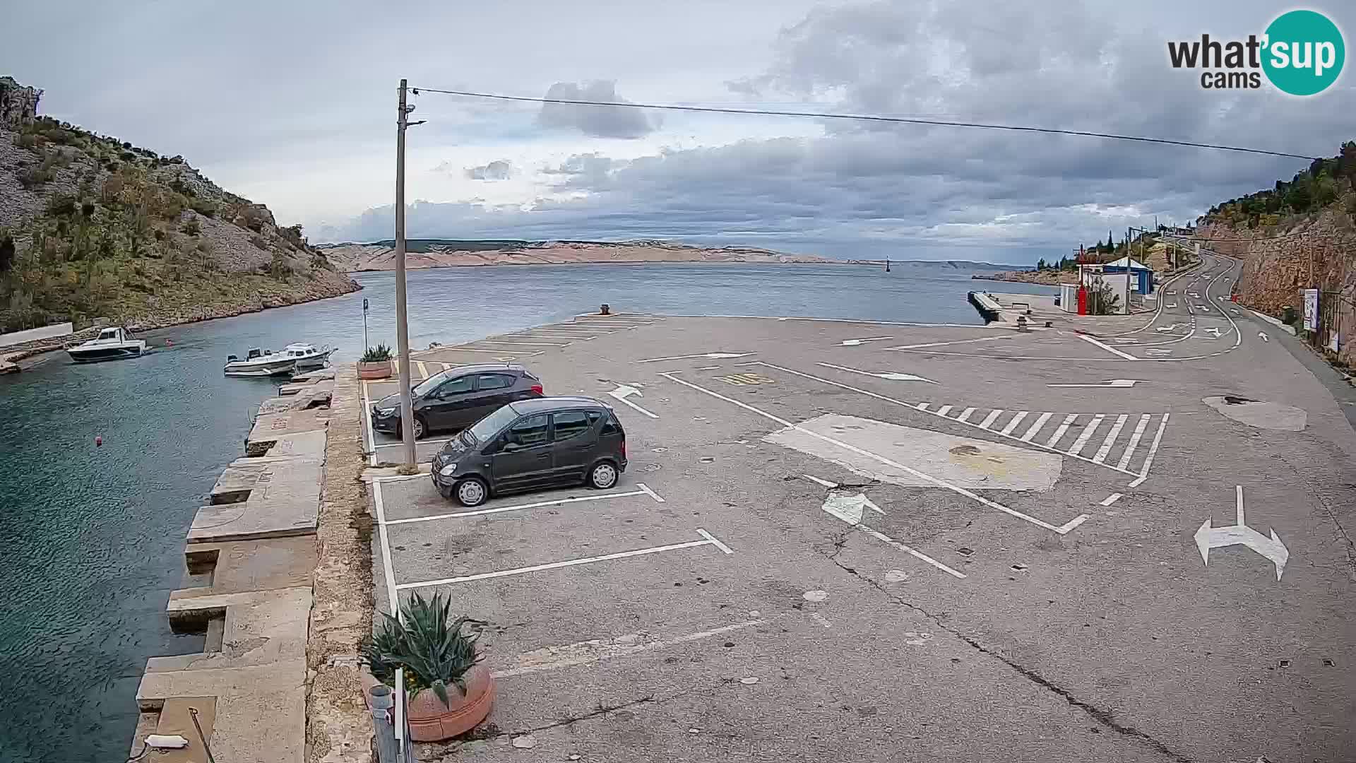 Spletna kamera trajektno pristanišče Prizna – proti otoku Pag