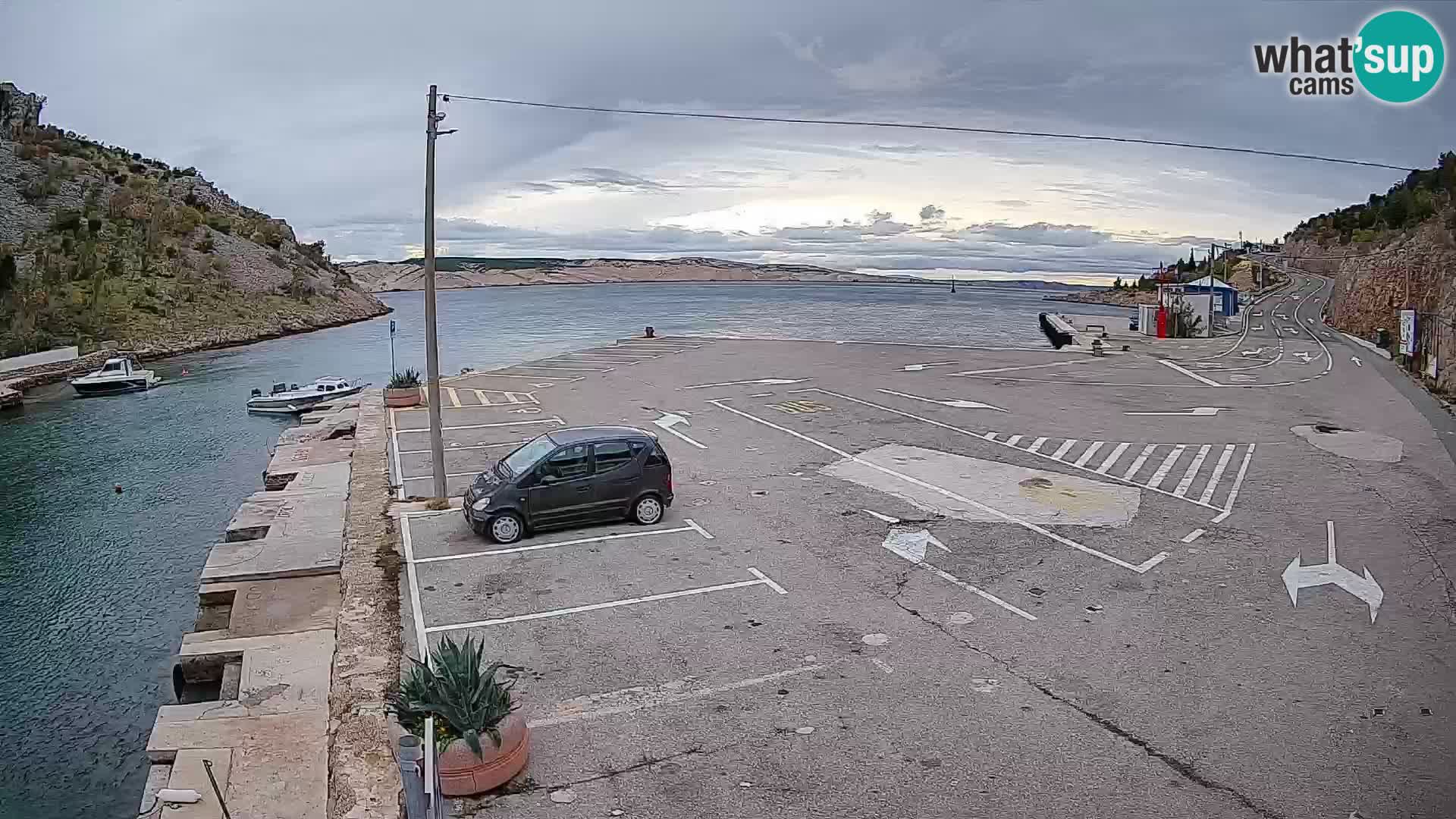 Spletna kamera trajektno pristanišče Prizna – proti otoku Pag