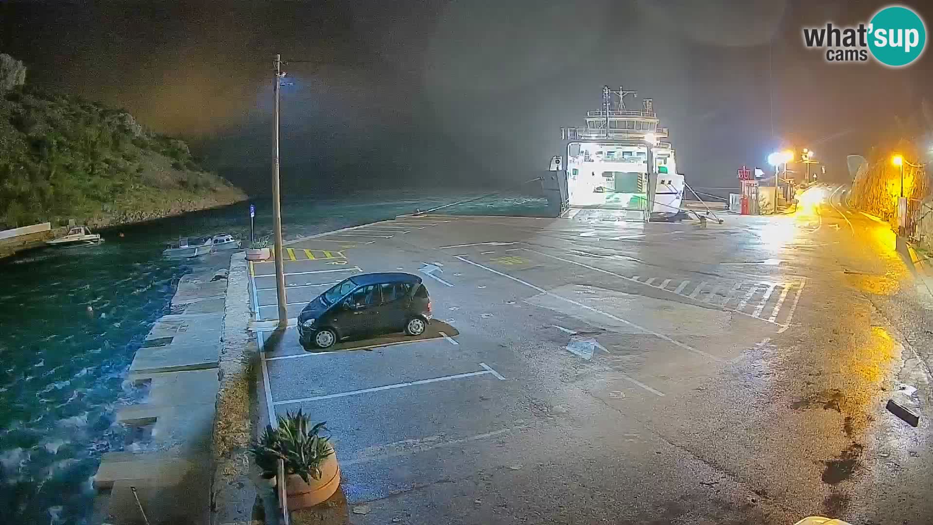 Spletna kamera trajektno pristanišče Prizna – proti otoku Pag