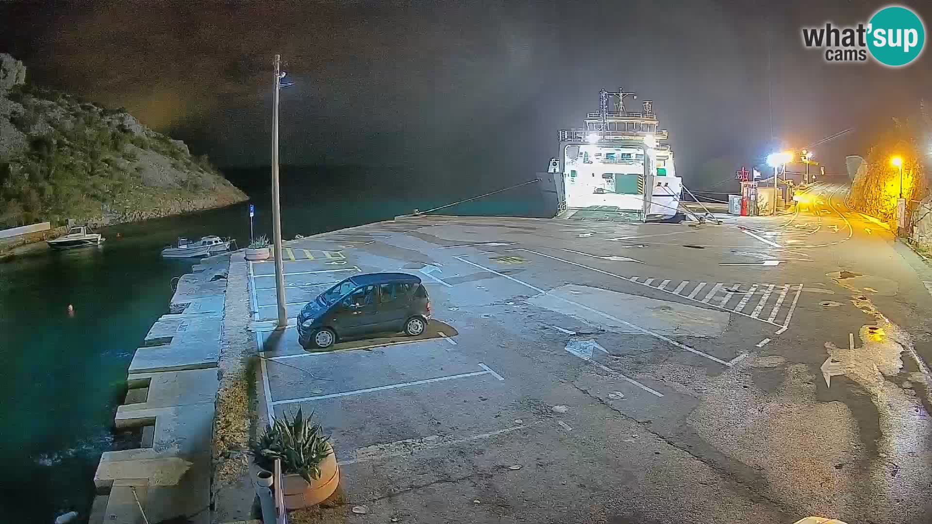 Spletna kamera trajektno pristanišče Prizna – proti otoku Pag