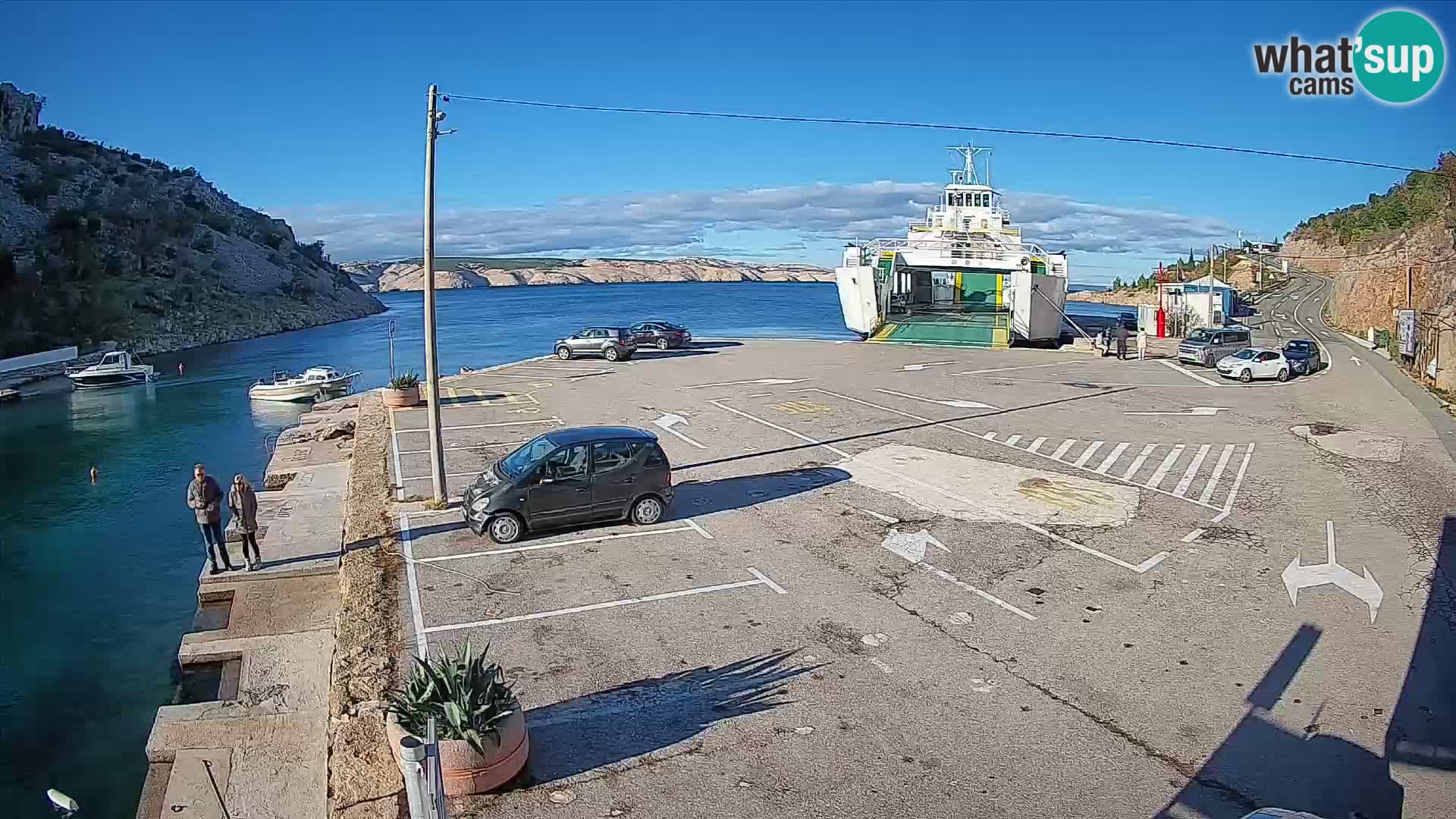 Spletna kamera trajektno pristanišče Prizna – proti otoku Pag