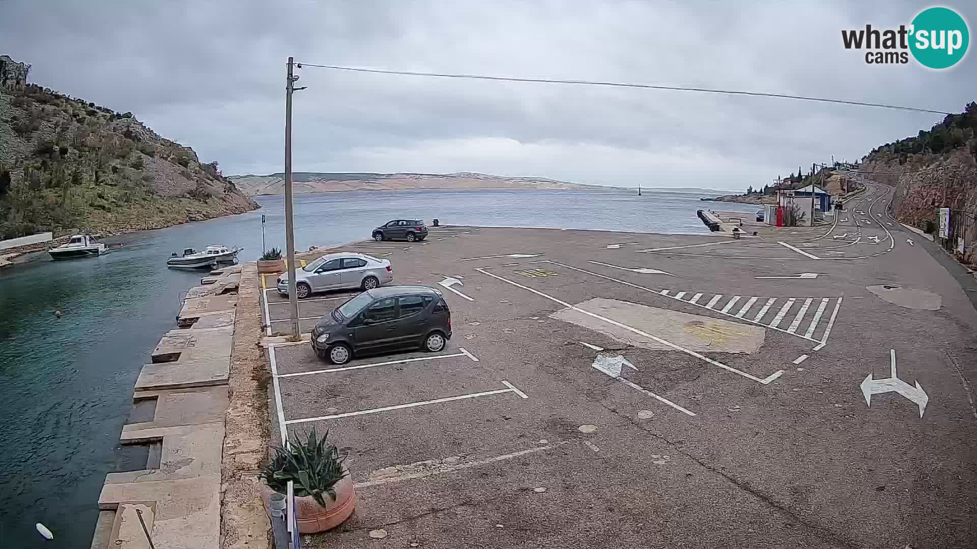 Spletna kamera trajektno pristanišče Prizna – proti otoku Pag