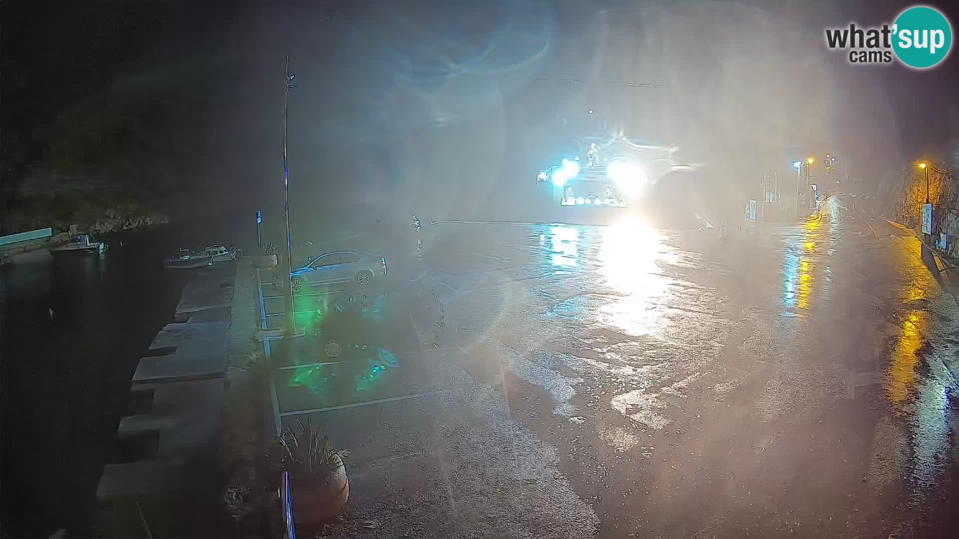 Spletna kamera trajektno pristanišče Prizna – proti otoku Pag