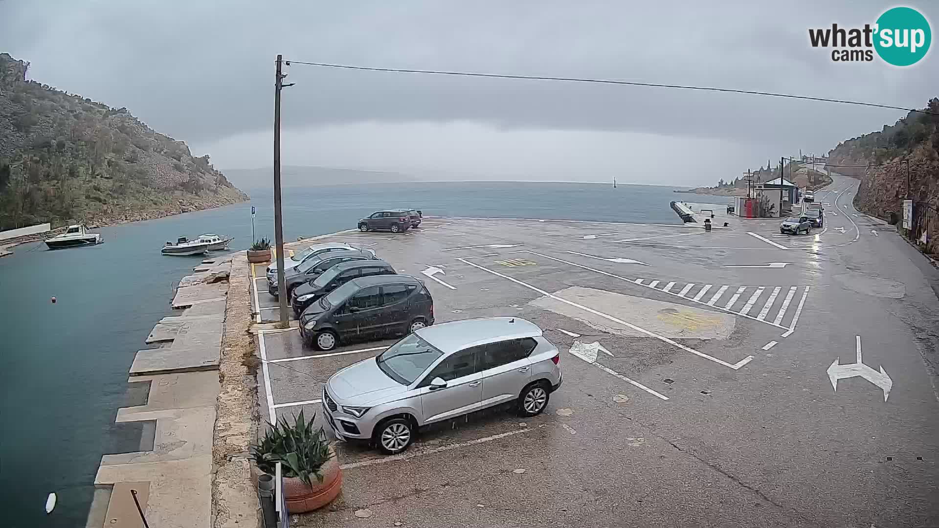 Spletna kamera trajektno pristanišče Prizna – proti otoku Pag